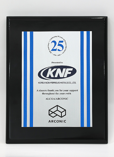 KNF-&-ALCOA(ARCONIC)-파트너십-25주년-기념패 (1).jpg